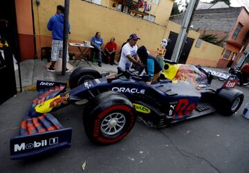 Las calles de Ciudad de México se engalanan para recibir a la Fórmula 1, que corre en el Autódromo Hermanos Rodríguez, y con ella a Sergio Pérez, el ídolo local. Tal es la pasión que levanta el piloto de Red Bull en su tierra que un vecino ha construido su monoplaza energético en cartón con todo lujo de detalles.