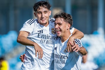 Fortea celebra con Hugo de Llanos el tanto del Madrid.