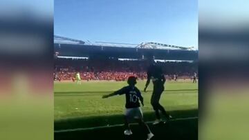 Un niño saltó al campo con la camiseta de Mbappé... ¡y así actuó Neymar!