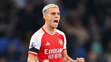 Leandro Trossard, jugador del Arsenal, celebra el gol anotado ante el Everton en la Premier League.