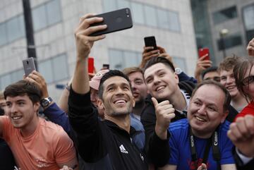 Luis Garc¨ªa se hace un selfie con los aficionados.
