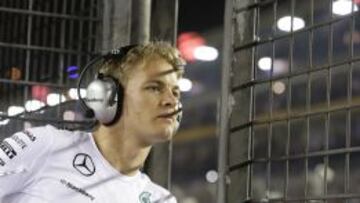 Nico Rosberg viendo el GP desde el box de Mercedes.