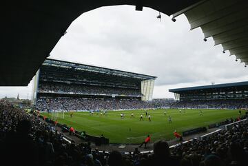 Así era Maine Road, la antigua casa del City. Construido en 1923, fue el estadio del equipo británico hasta el año 2002. Un diseño que cambió en los años 30 y 50, hasta ser uno de los campos más grandes junto a Wembley. En 2003 fue demolido.