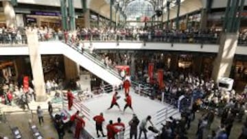 Wladimir Klitschko y su sparring hicieron un entrenamiento p&uacute;blico en un centro comercial de Oberhausen que fue seguido por muchos medios y aficionados.
 