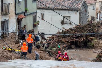 Miembros del ejército y servicios de emergencia rescatan a personas atrapadas en sus casas tras las inundaciones en Letur, Albacete.