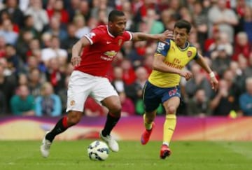Alexis Sánchez disputa la pelota con Antonio Valencia.