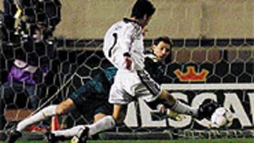 <b>ARCHIFAMOSO</B>. El reconocido y repetido gol del aguanís de Raúl sirvió para que el Real Madrid se hiciera con su segunda Intercontinental.