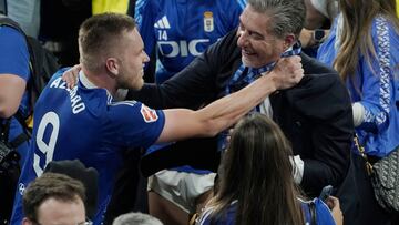 OVIEDO, 21/06/2025.- El delantero brasileño del Oviedo Alemao (i) celebra con el presidente del club Martín Peláez el ascenso a Primera División tras el partido de vuelta de ascenso a Primera que Real Oviedo y Mirandés disputaron este sábado en el estadio Carlos Tartiere de Oviedo. EFE/Paco Paredes