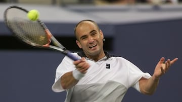 USO39D:SPORT-TENNIS:NEW YORK,8SEP99 - Andre Agassi of the United States returns to Nicolas Escude of France during their U.S. Open quarter-final match in Flushing Meadows, September 8. Agassi is the top seed in the tournament. pj/Photo by Mike Segar REUTERS