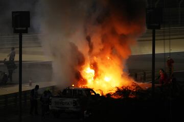 El monoplaza del piloto franc¨¦s se ha incendiado tras un fuerte impacto en la curva tres del Gran Premio de Bahr¨¦in. Romain Grosjean sali¨® por su propio pie del monoplaza. El accidente lleg¨® tras un cambio de direcci¨®n del piloto de Haas, en el que se ha tocado con el Alpha Tauri de Kvyat.