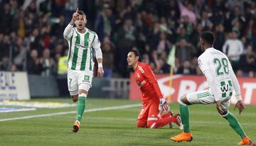 Sergio León celebrates scoring their third goal. 3-4