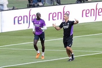 Mendy corre sobre el césped de La Cartuja, en el entrenamiento previo a la final de Copa.