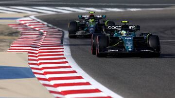 Fernando Alonso (Aston Martin AMR23) y Lewis Hamilton (Mercedes W14). Sakhir, Bahréin. F1 2023.