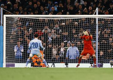 Lunin detiene el penalti de Bernardo Silva, que fue directo a sus manos