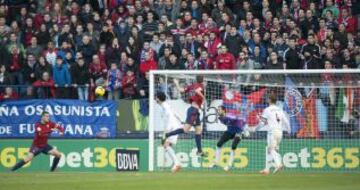 Oriol Riera marca el 1-0.