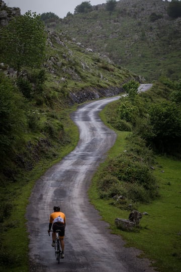 Óscar Freire, ciclista cántabro, subió con AS el puerto donde acabará la 17ª etapa. Varias rampas rebasan el 20%.

 