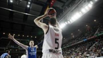 Rudy Fernández, ante Janning, en el cierre de la primera fase en el Palacio de Deportes. El Madrid y el Anadolu Efes no coincidirán ahora en el Top-16.