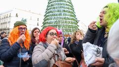 Varias personas toman las Preuvas en la Puerta del Sol, a 30 de diciembre de 2022, en Madrid (España). Las Preuvas son un ensayo para las 12 campanadas de Nochevieja que realizan los relojeros todos los años en la torre del reloj de la Puerta del Sol el 30 de diciembre a mediodía y medianoche y el 31 de diciembre a mediodía para comprobar el sistema de las campanadas. Este simulacro se ha convertido en una tradición en sí misma, ya que, especialmente en el ensayo de la medianoche del día 30, la Puerta del Sol se llena de tanta gente como la noche de Nochevieja, comiendo doce piezas de todo tipo de alimentos excepto uvas y celebrando un fin de año diferente.
30 DICIEMBRE 2022;PREUVAS;NOCHEVIEJA;ENSAYO;CAMPANADAS;ANUAL;RELOJ;DOCE;PUERTA DEL SOL;UVAS;FIN DE AÑO
Marta Fernández Jara / Europa Press
30/12/2022