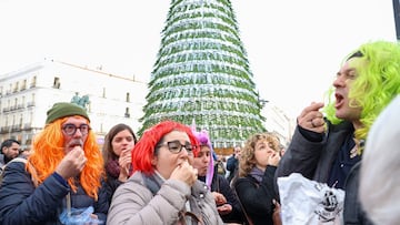 Varias personas toman las Preuvas en la Puerta del Sol, a 30 de diciembre de 2022, en Madrid (España). Las Preuvas son un ensayo para las 12 campanadas de Nochevieja que realizan los relojeros todos los años en la torre del reloj de la Puerta del Sol el 30 de diciembre a mediodía y medianoche y el 31 de diciembre a mediodía para comprobar el sistema de las campanadas. Este simulacro se ha convertido en una tradición en sí misma, ya que, especialmente en el ensayo de la medianoche del día 30, la Puerta del Sol se llena de tanta gente como la noche de Nochevieja, comiendo doce piezas de todo tipo de alimentos excepto uvas y celebrando un fin de año diferente.
30 DICIEMBRE 2022;PREUVAS;NOCHEVIEJA;ENSAYO;CAMPANADAS;ANUAL;RELOJ;DOCE;PUERTA DEL SOL;UVAS;FIN DE AÑO
Marta Fernández Jara / Europa Press
30/12/2022