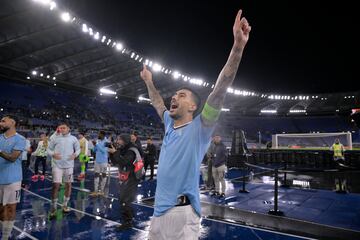 Mattia Zaccagni, jugador italiano de la Lazio, acercándose a sus aficionados tras el pitido final.