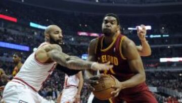 Andrew Bynum (21) es defendido por Carlos Boozer (5) durante el primer cuarto del partido disputado esta madrugada.