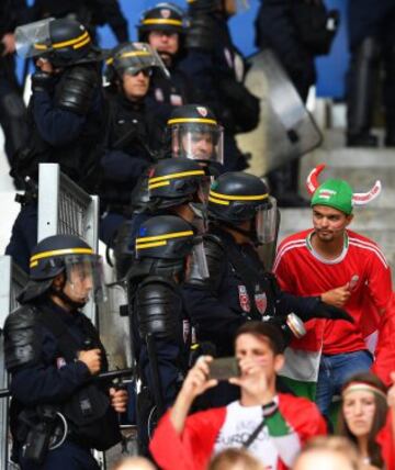 Brutal pelea entre los aficionados húngaros