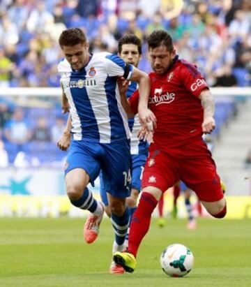 El delantero paraguayo de Osasuna Carlos Javier Acuña (d) pelea un balón con el centrocampista del Espanyol David López.