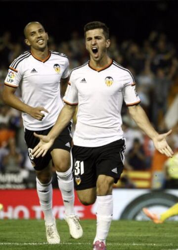 El lateral del Valencia Gayá celebra en presencia del francés Feglouli tras marcar el segundo gol ante el Córdoba, durante el partido de la quinta jornada de Liga en Primera División que disputan esta noche en el estadio de Mestalla, en Valencia. 