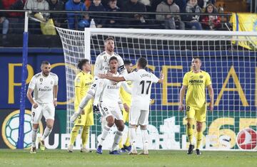 1-2.Varane celebró el segundo gol.