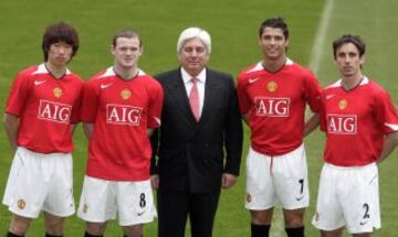 Park Ji-Sung, Wayne Rooney, Cristiano Ronaldo y Gary Neville posan con Martin Sullivan en 2006.