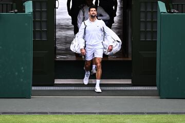 Novak Djokovic camina hacia el terreno de juego desde el tunel de vestuarios para disputar su 9ª final de Wimbledon.