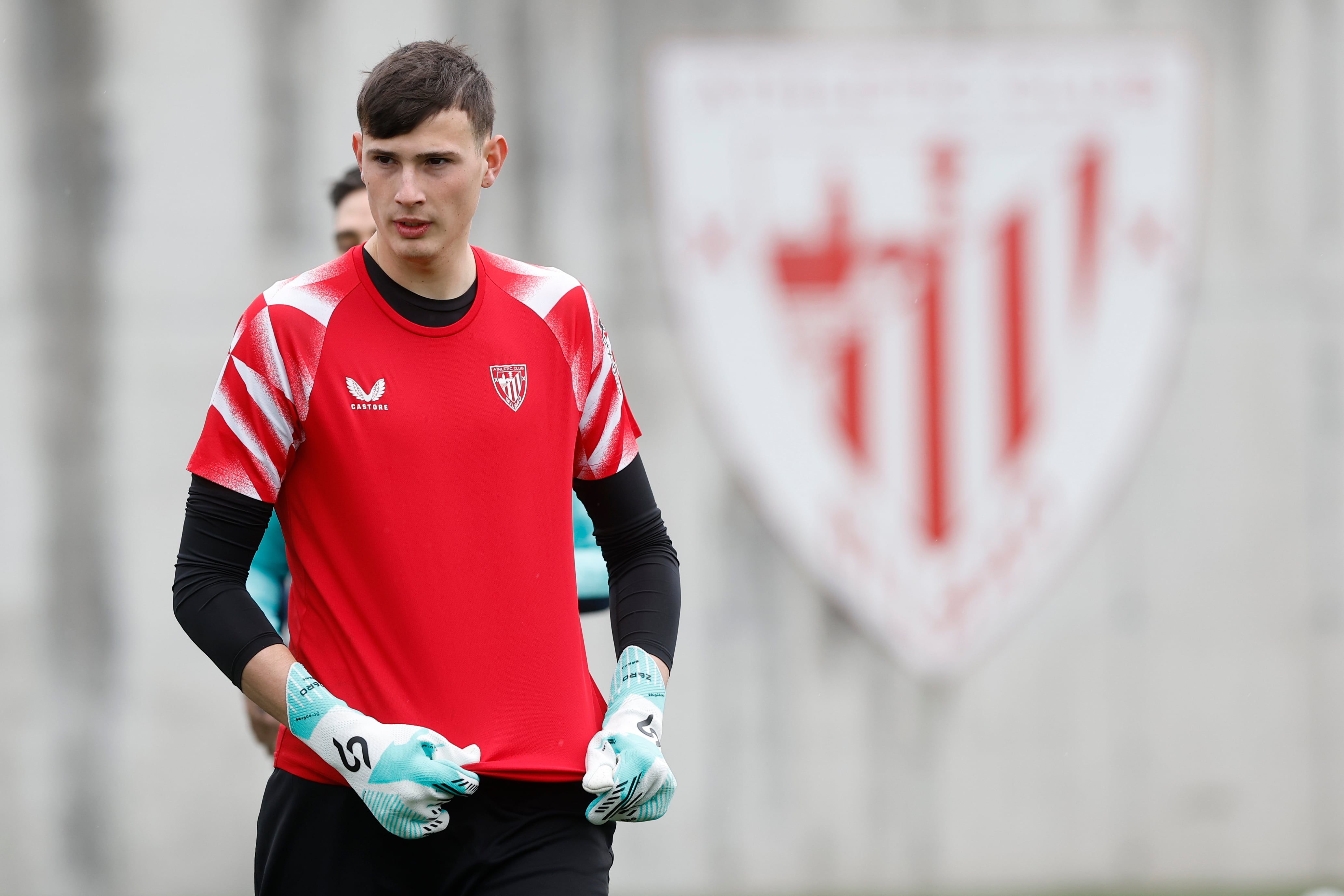 El otro Simón ya se entrena con el meta internacional