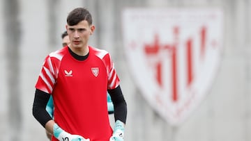 LEZAMA (BIZKAIA), 13/02/2026.- Simón García durante el entrenamiento con el que el Athletic de Bilbao ha preparado este viernes el partido del domingo frente al Real Oviedo. EFE/ Miguel Toña