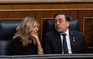 La vicepresidenta segunda y ministra de Trabajo y Economía Social en funciones, Yolanda Díaz, y el ministro de Asuntos Exteriores, Unión Europea y Cooperación en funciones, José Manuel Albares, conversan durante el acto de jura de la Constitución ante las Cortes Generales, en el Congreso de los Diputados.