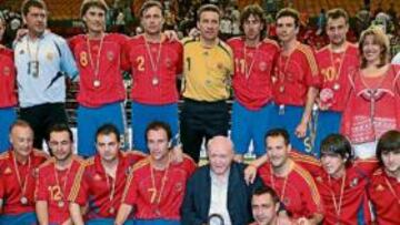 <b>CAMPEONES CONTINENTALES. </b>La expedición española posa con la Copa de Europa en el pabellón de la Fuente de San Luis.