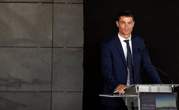 Cristiano, muy feliz en el aeropuerto de Madeira