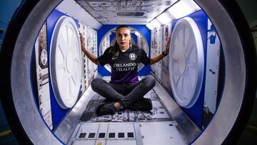 Marta, jugadora del Orlando Pride, en una nave espacial. 