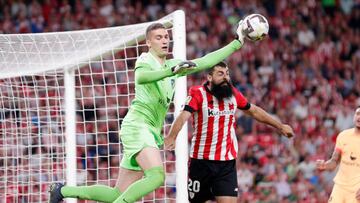 BILBAO, SPAIN - OCTOBER 15: Jan Oblak of Atletico Madrid Asier Villalibre of Athletic Bilbao  during the La Liga Santander  match between Athletic de Bilbao v Atletico Madrid at the Estadio San Mames on October 15, 2022 in Bilbao Spain (Photo by David S. Bustamante/Soccrates/Getty Images)