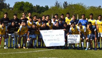 Los jugadores de Gimnasia La Plata muestran su apoyo a su compañero Rodrigo Rodríguez.