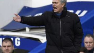 Mourinho da órdenes a sus jugadores.