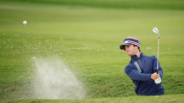 El golfista estadounidense Cole Hammer golpea una bola durante la primera jornada del RSM Classic en el Sea Island Resort Plantation Course de St Simons Island, Georgia.