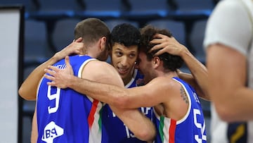 Los italianos Nicolo Melli y Alessandro Pajola abrazan a su compañero Simone Fontecchio tras sus 39 puntos ante Bosnia en el Eurobasket 2025.