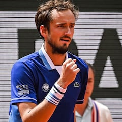 Medvedev se lo toma en serio y Tsitsipas se enreda de nuevo