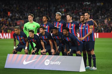 Once inicial del Barcelona. De pie: Marc-André ter Stegen, Jules Koundé, Ronald Araujo, Robert Lewandowski, Eric Garcia y Sergio Busquets. Agachados: Raphinha, Gavi, Sergi Roberto, Ansu Fati y Álex Balde