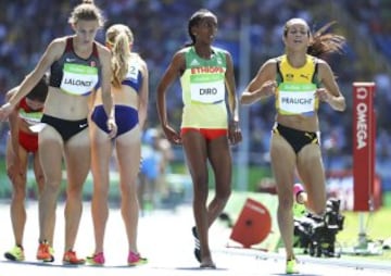 El pundonor de Etenesh Diro admiró al mundo. La atleta etíope se vio involucrada en una caída múltiple en la prueba de los 3.000m obstáculos, y perdió una de sus zapatillas. Intentó colocársela, pero al ver que perdía tiempo, decidió seguir corriendo descalza para acabar la prueba, de la que restaba algo más de un kilómetro. Consiguió avanzar puesto, pero no pudo clasificarse para la final y tuvo que ser atendida.