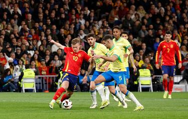 2-0. Dani Olmo, se zafa de Lucas Beraldo, se lleva el rebote en la pugna con Bruno Guimarães y finaliza con un potente zurdazo, colocando el balón al palo largo de Bento. Imposible llegar para el portero brasileño.
