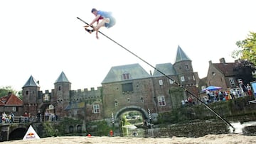 Participante saltando con la p&eacute;rtiga en el Red Bull Fierste Ljepper en Amersfoort (Holanda).