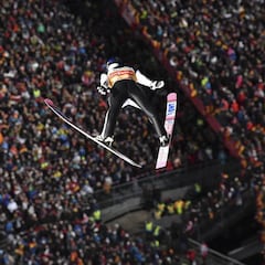 Kobayashi pone en órbita sus esquís en Oberstdorf y gana