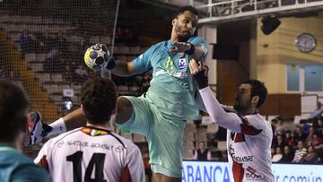 N'Guessan lanza ante la defensa del Naturhouse.