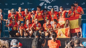 La selecci&oacute;n espa&ntilde;ola de Paddle Surf posando con la medalla de plata en el Mundial de SUP 2023 celebrado en Francia en septiembre. 